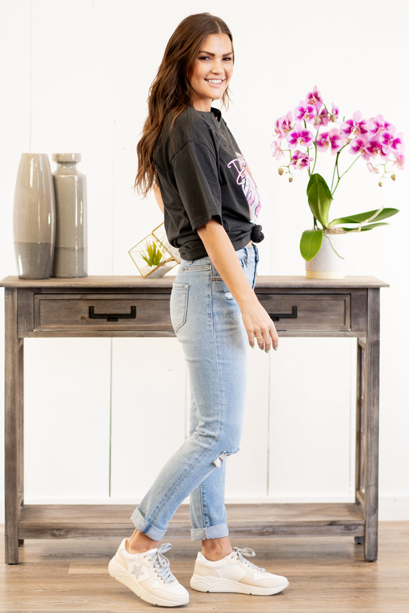 KanCan Jeans Collection: Spring 2021 Color: Medium Blue Wash Cut: Mom Fit, 26" Inseam  Rise: High-Rise, 11" Front Rise COTTON 95% POLYESTER 4% SPANDEX 1% Fly: Exposed Button Fly Hem: Folded Hem Style #: KC8580L Contact us for any additional measurements or sizing.  Kristin wears a size small top, a 3 in jeans, and a 7 in shoes. She is wearing a size 25/3 in these jeans.