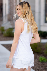 Thread & Supply  This classic burnout tank is perfect to throw on with any of your favorite bottoms! Super comfy and relaxed fit, featuring a scoop neck and small front pocket detail.  Color: White Neckline: Wide Sleeve: Sleeveless Pocket Tee 100% Linen  Style #: T1298LKTS-WH001 Contact us for any additional measurements or sizing. 