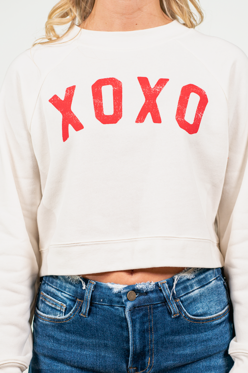 XOXO by Oat Collective   Graphic Fleece Pullover Relaxed Fit Crop   Color: Vintage White Neckline: Round  Sleeve: Raglan Long Sleeve Spun from plush sponge fleece fabric Ribbed Cuffed Wrist Bands Oversized Pull Over Style #: OT2112L687 Contact us for any additional measurements or sizing.      