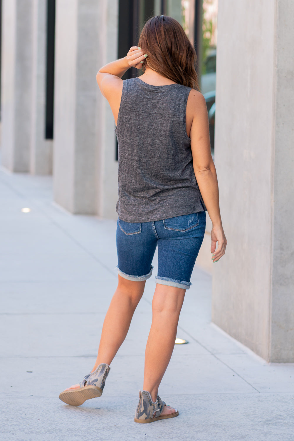 Thread & Supply  This classic burnout tank is perfect to throw on with any of your favorite bottoms! Super comfy and relaxed fit, featuring a scoop neck and small front pocket detail.  Color: Graphite Black Neckline: Wide Sleeve: Sleeveless Pocket Tee 100% Linen  Style #: T1298LKTS-BK072 Contact us for any additional measurements or sizing. 