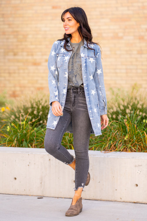 Blue Buttercup   This will be your favorite denim jacket this fall. Pair with your favorite jeans and booties.  Color: Denim Blue Neckline: Button-Down Fit: Long Length with Sinched Back Sleeve: Long Style #: BT2119-05 Contact us for any additional measurements or sizing.  