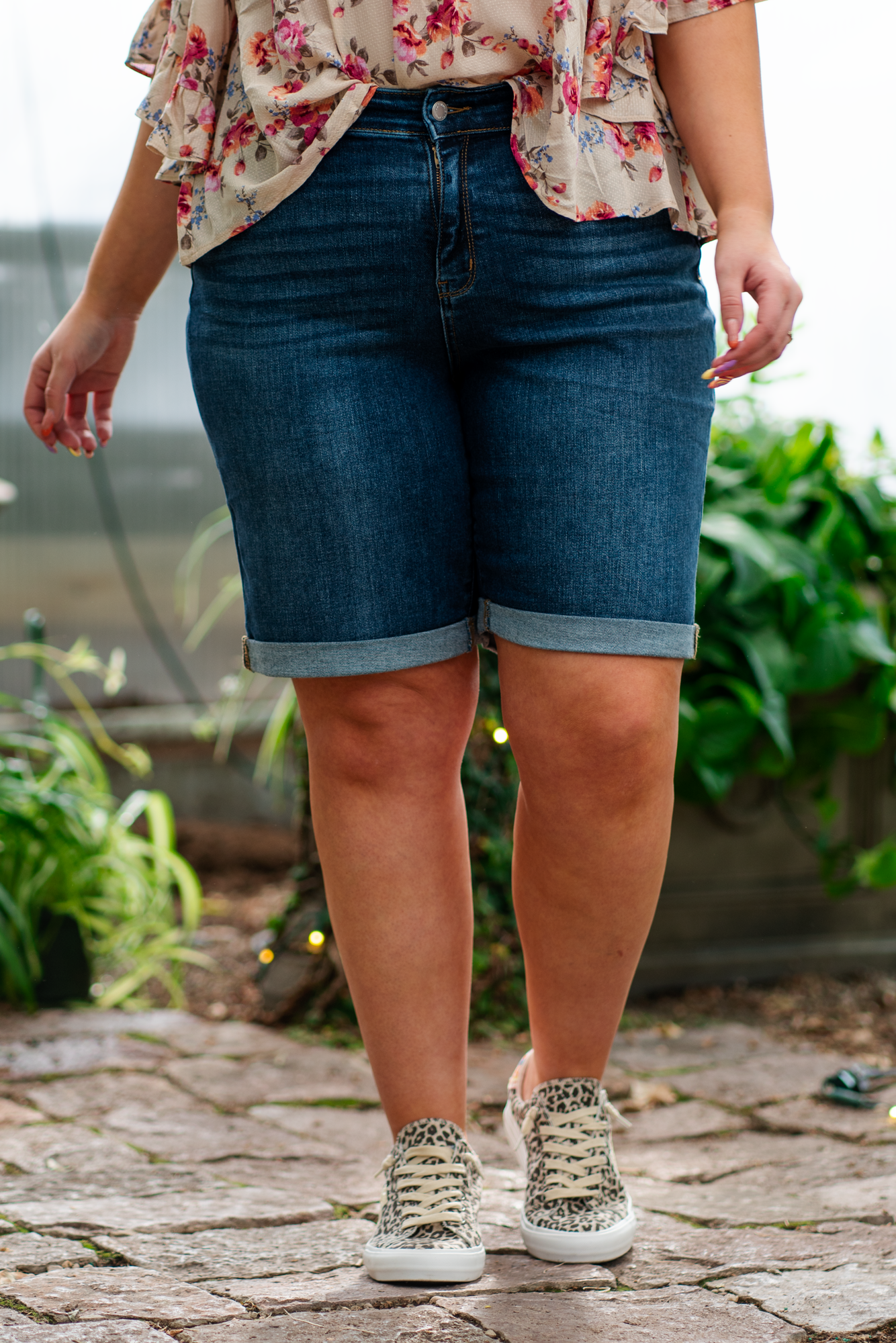 Judy Blue Jeans Color: Medium Blue Shorts  Cut: Bermudas Shorts, 8" Inseam  Rise: 10.5" Front Rise 93% COTTON,6% POLYESTER,1% SPANDEX Stitching: Classic  Fly: Zipper Fly Style #: JB15225-DK-PL | 15225-DK-PL Contact us for any additional measurements or sizing.  *Measured on the smallest size, measurements may vary by size. 