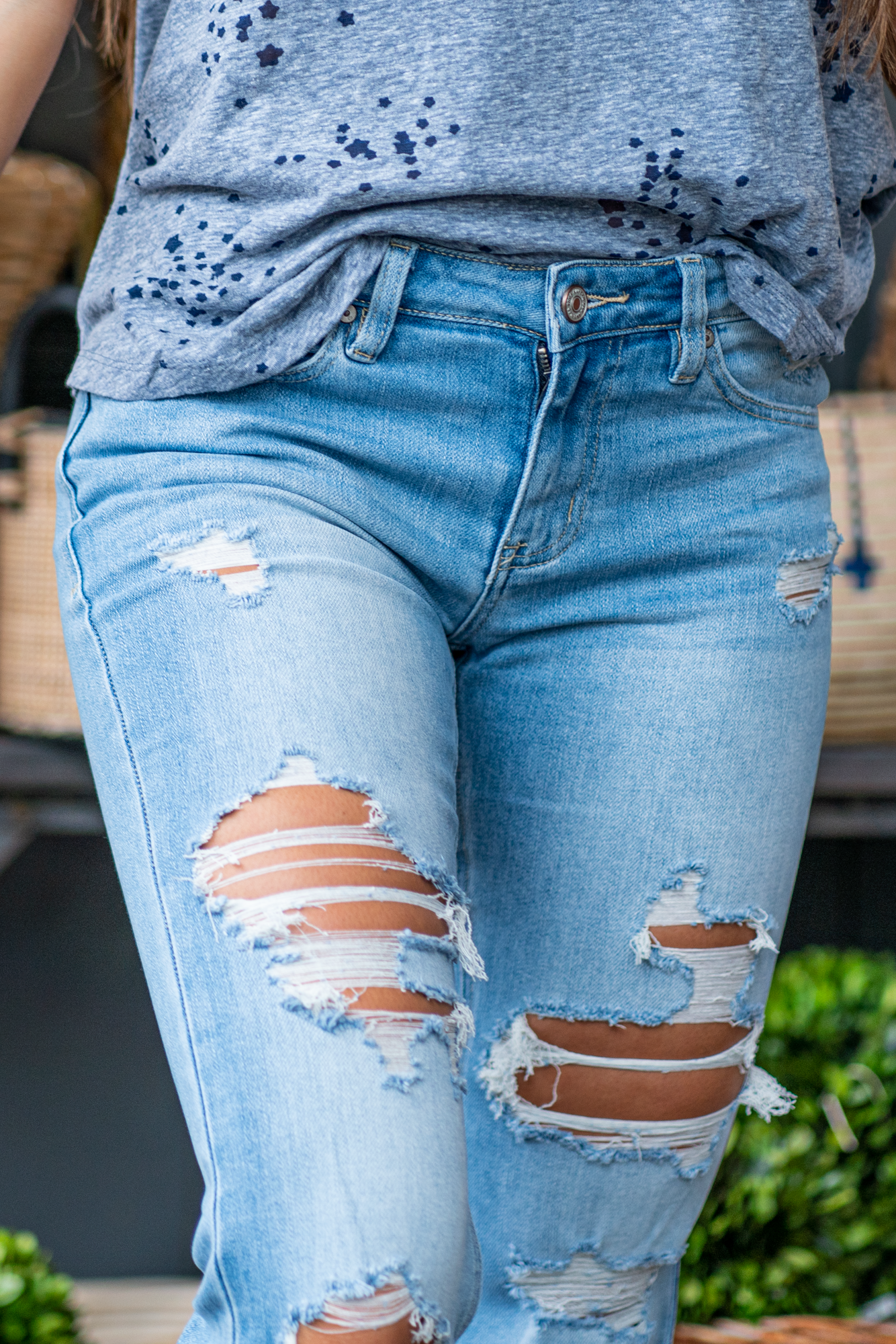 KanCan Jeans Color: Medium Wash  Cut: Flare, 33" Inseam* Rise: Mid-Rise, 9" Front Rise* 78%COTTON, 16%POLYESTER, 4%RAYON, 2%SPANDEX Fly: Zipper  Style #: KC5501M Contact us for any additional measurements or sizing.    *Measured on the smallest size, measurements may vary by size.