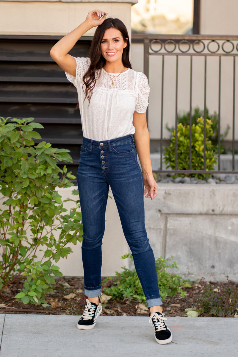 VERVET by Flying Monkey Jeans Collection: Fall 2020 Name: Plot Twist Skinny, 29" Inseam Rise: High Rise, 10" Front Rise 90.5% COTTON, 7.5% POLYESTER, 2% SPANDEX Machine Wash Separately In Cold Water Stitching: Classic Fly: Zipper Style #: VT1186 Contact us for any additional measurements or sizing.  Chloe is 5’8" and 130 pounds. She wears a size 3 in jeans, a small top and 8.5 in shoes. She wearing a size 26/3 in these jeans.