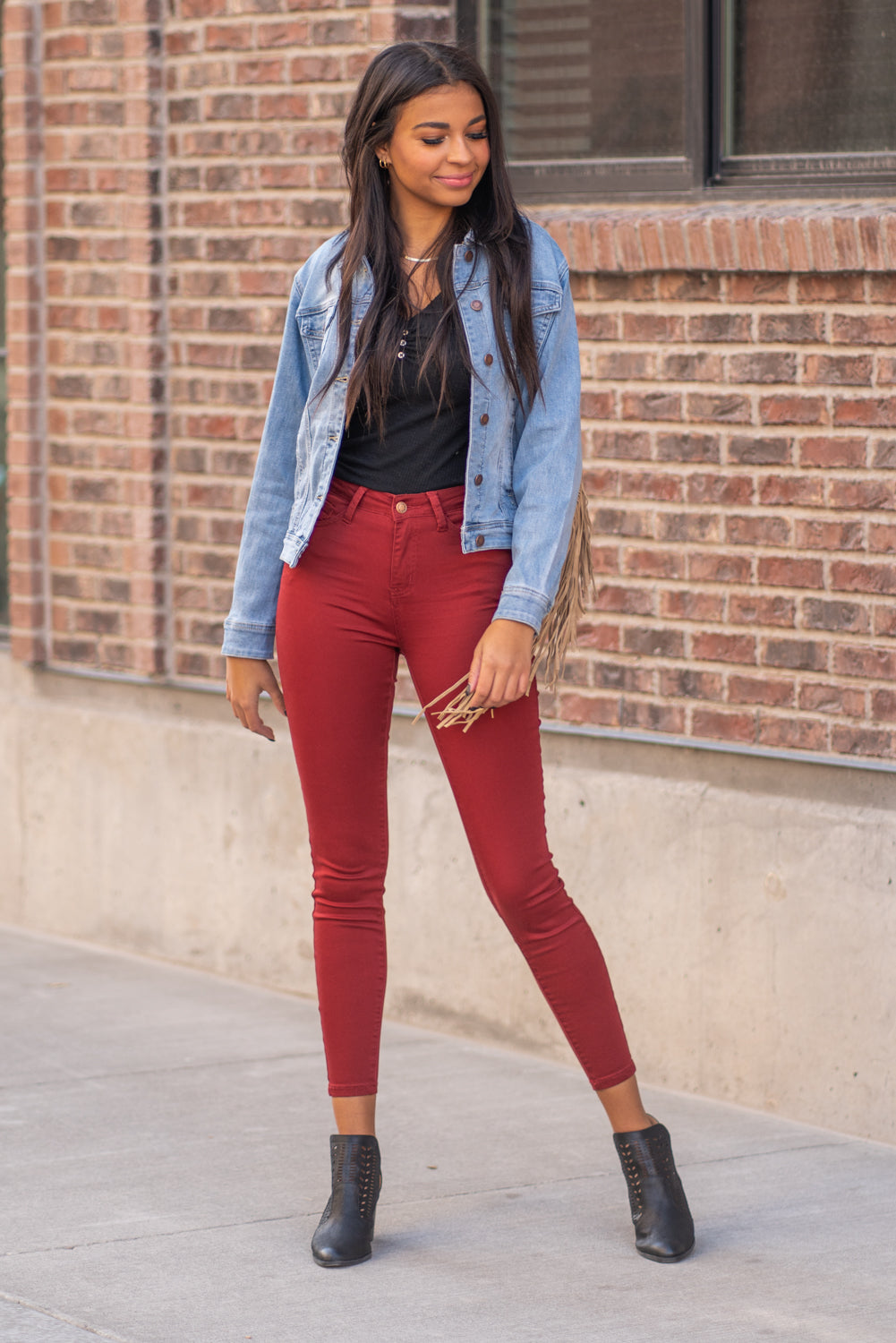 Judy Blue Collection: Winter 2020 Color: Medium Blue Cut: Denim Jacket with Stretch 65% Cotton / 30% Polyester / 3% Rayon / 2% Spandex Stitching: Classic Button Closure with Two Pockets Style #: JB7802 , 7802 Contact us for any additional measurements or sizing.  Layla is 5'9" and wears a size 2 in jeans, small top and an 8 in shoes. She is wearing a size small in this jacket.