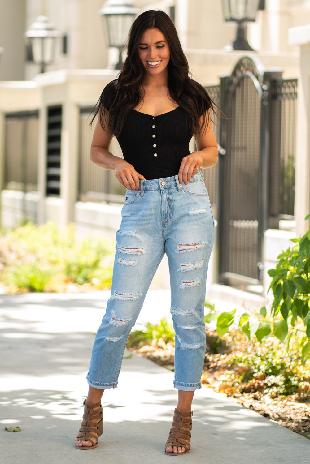 KanCan Jeans Collection: Summer 2020 Color: Light Wash Cut: Cuffed Boyfriend, 25" Inseam Rise: High-Rise, 11" Front Rise 100% Cotton Stitching: Classic Fly: Zipper Style #: KC9176L Contact us for any additional measurements or sizing.