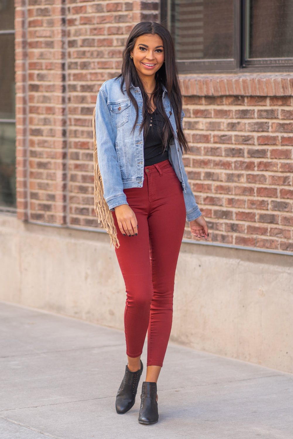 Judy Blue Collection: Winter 2020 Color: Medium Blue Cut: Denim Jacket with Stretch 65% Cotton / 30% Polyester / 3% Rayon / 2% Spandex Stitching: Classic Button Closure with Two Pockets Style #: JB7802 , 7802 Contact us for any additional measurements or sizing.  Layla is 5'9" and wears a size 2 in jeans, small top and an 8 in shoes. She is wearing a size small in this jacket.