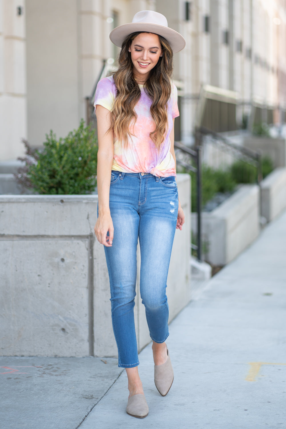 Kan Can Jeans Collection: Summer 2020 Color: Medium Wash Cut: Super Skinny, 29.5" Inseam  Rise: Mid Rise, 8.5" Front Rise 68.9% COTTON 7% RAYON 22.9%POLYESTER 1.2% SPANDEX Stitching: Classic Fly: Zipper Style #: KC7209M Contact us for any additional measurements or sizing.  Mckenna is 5'10" and 122 pounds. She wears a size small top, a 3 in jeans and a size 8.5 in shoes. She is wearing a size 25 in the jeans.