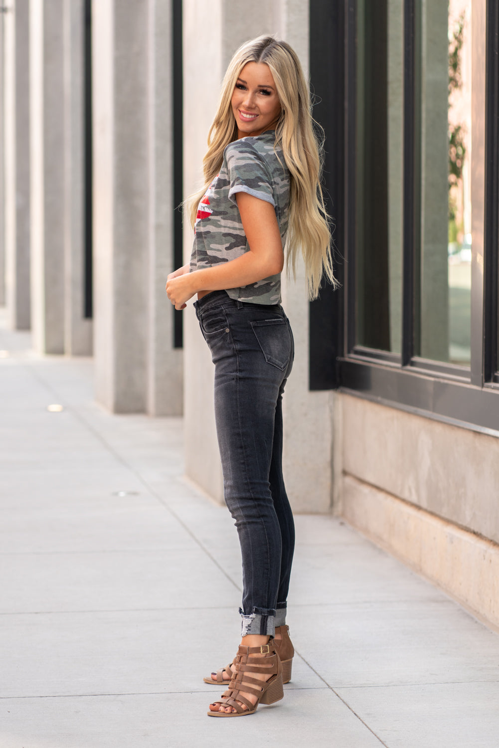 Nature Denim  Collection: Fall 2020 Color: Black Washed Cut: Skinny, 29.5" Inseam - Unfolded Rise: Mid Rise, 9" Front Rise 82% COTTON 12% RAYON 5% POLYESTER & 1% SPANDEX Stitching: Classic Fly: Zipper Style #: NT2208BK Contact us for any additional measurements or sizing.  Haley is 5’6" and wears size 25 in jeans, a small top and 7.5 in shoes. She is wearing a 25 in these jeans.