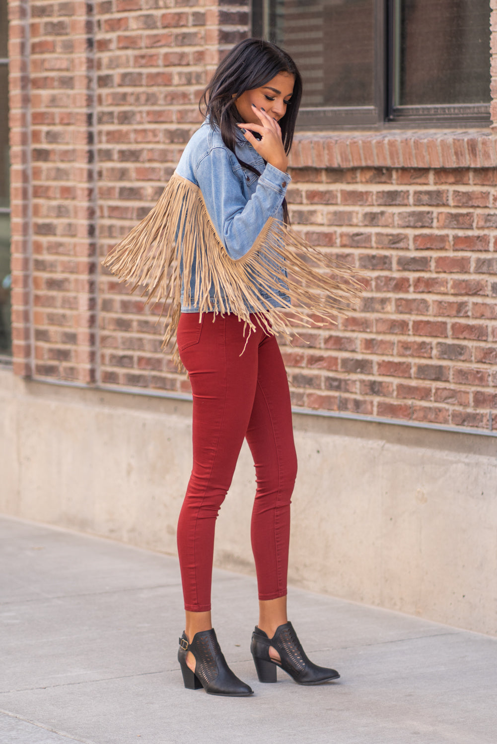 Judy Blue Collection: Winter 2020 Color: Medium Blue Cut: Denim Jacket with Stretch 65% Cotton / 30% Polyester / 3% Rayon / 2% Spandex Stitching: Classic Button Closure with Two Pockets Style #: JB7802 , 7802 Contact us for any additional measurements or sizing.  Layla is 5'9" and wears a size 2 in jeans, small top and an 8 in shoes. She is wearing a size small in this jacket.