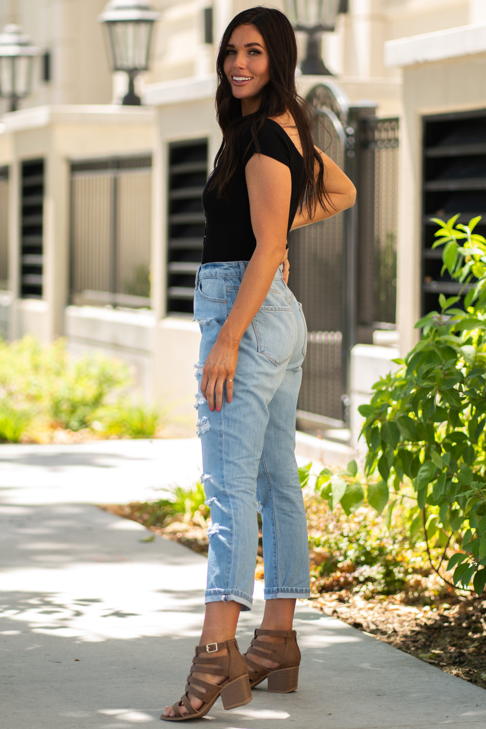 KanCan Jeans Collection: Summer 2020 Color: Light Wash Cut: Cuffed Boyfriend, 25" Inseam Rise: High-Rise, 11" Front Rise 100% Cotton Stitching: Classic Fly: Zipper Style #: KC9176L Contact us for any additional measurements or sizing.