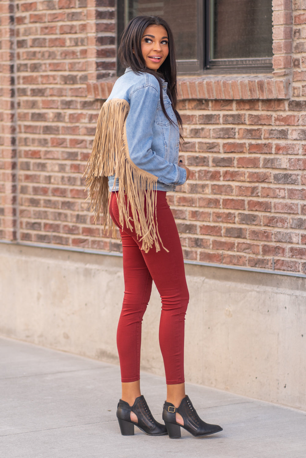 Judy Blue Collection: Winter 2020 Color: Medium Blue Cut: Denim Jacket with Stretch 65% Cotton / 30% Polyester / 3% Rayon / 2% Spandex Stitching: Classic Button Closure with Two Pockets Style #: JB7802 , 7802 Contact us for any additional measurements or sizing.  Layla is 5'9" and wears a size 2 in jeans, small top and an 8 in shoes. She is wearing a size small in this jacket.