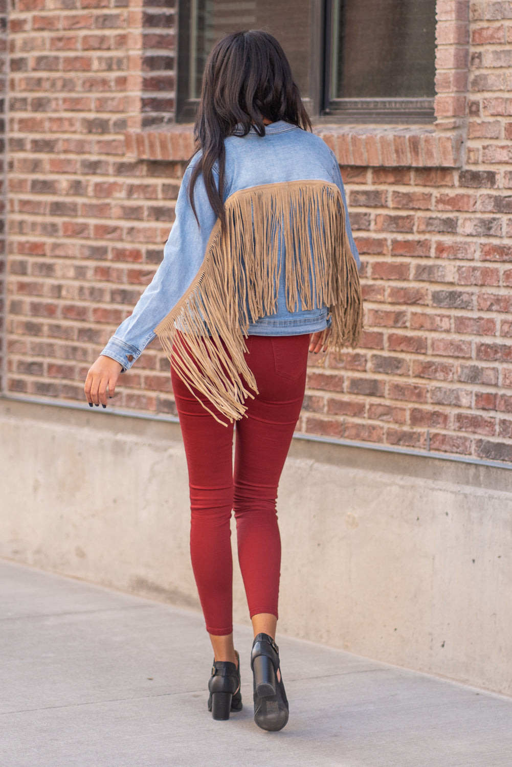 Judy Blue Collection: Winter 2020 Color: Medium Blue Cut: Denim Jacket with Stretch 65% Cotton / 30% Polyester / 3% Rayon / 2% Spandex Stitching: Classic Button Closure with Two Pockets Style #: JB7802 , 7802 Contact us for any additional measurements or sizing.  Layla is 5'9" and wears a size 2 in jeans, small top and an 8 in shoes. She is wearing a size small in this jacket.