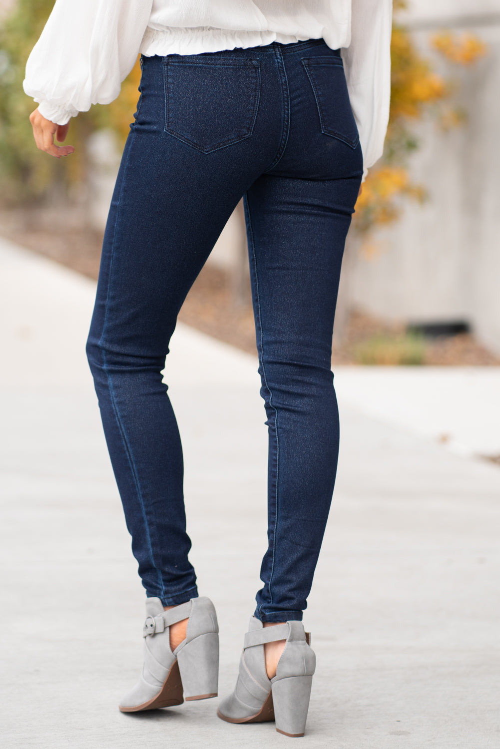 KanCan Jeans  Collection: Fall 2020  Color: Dark Wash Cut: Super Skinny, 29.5" Inseam Rise: High-Rise, 9.5" Front Rise Material: COTTON 74.5% POLYESTER 24% SPANDEX 1.5% Detail: Sparkle Coated Dark Blue Rinse Wash Fly: Zipper Fly Style #: KC7129R Contact us for any additional measurements or sizing.  Haley wears a size small top, a 25 in jeans and a small in tops. She is wearing a size 25 in these jeans.