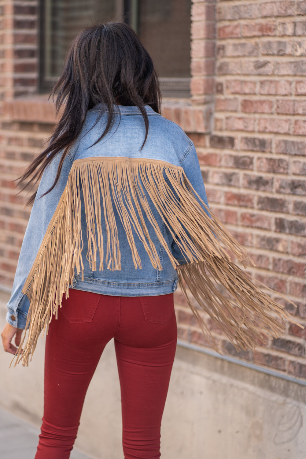 Judy Blue Collection: Winter 2020 Color: Medium Blue Cut: Denim Jacket with Stretch 65% Cotton / 30% Polyester / 3% Rayon / 2% Spandex Stitching: Classic Button Closure with Two Pockets Style #: JB7802 , 7802 Contact us for any additional measurements or sizing.  Layla is 5'9" and wears a size 2 in jeans, small top and an 8 in shoes. She is wearing a size small in this jacket.