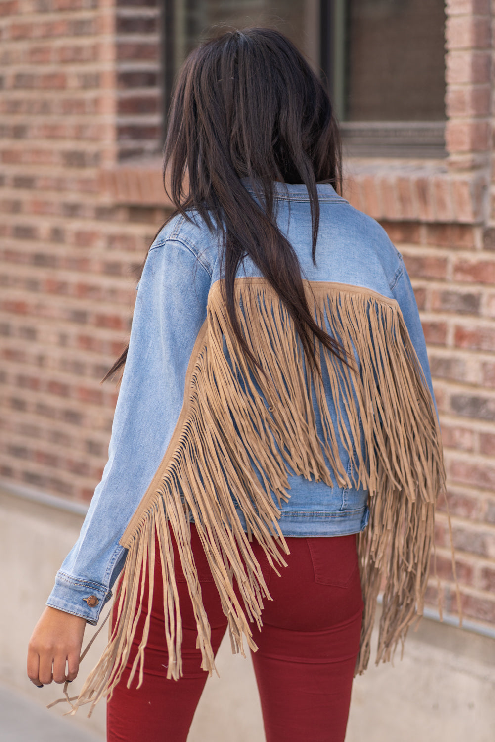 Judy Blue Collection: Winter 2020 Color: Medium Blue Cut: Denim Jacket with Stretch 65% Cotton / 30% Polyester / 3% Rayon / 2% Spandex Stitching: Classic Button Closure with Two Pockets Style #: JB7802 , 7802 Contact us for any additional measurements or sizing.  Layla is 5'9" and wears a size 2 in jeans, small top and an 8 in shoes. She is wearing a size small in this jacket.