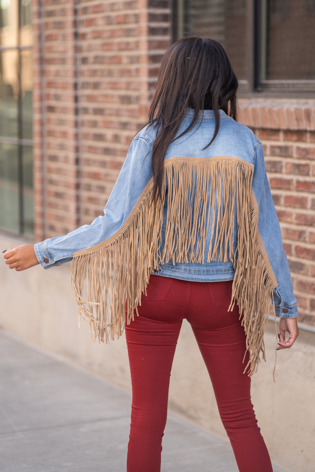 Judy Blue Collection: Winter 2020 Color: Medium Blue Cut: Denim Jacket with Stretch 65% Cotton / 30% Polyester / 3% Rayon / 2% Spandex Stitching: Classic Button Closure with Two Pockets Style #: JB7802 , 7802 Contact us for any additional measurements or sizing.  Layla is 5'9" and wears a size 2 in jeans, small top and an 8 in shoes. She is wearing a size small in this jacket.