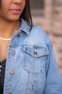 Judy Blue Collection: Winter 2020 Color: Medium Blue Cut: Denim Jacket with Stretch 65% Cotton / 30% Polyester / 3% Rayon / 2% Spandex Stitching: Classic Button Closure with Two Pockets Style #: JB7802 , 7802 Contact us for any additional measurements or sizing.  Layla is 5'9" and wears a size 2 in jeans, small top and an 8 in shoes. She is wearing a size small in this jacket.